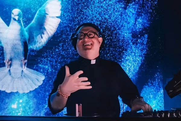 تجربه الهام بخش افغانستان؛ یک روحانی مسیحی به چهره سرشناس موسیقی در اروپا بدل شده است