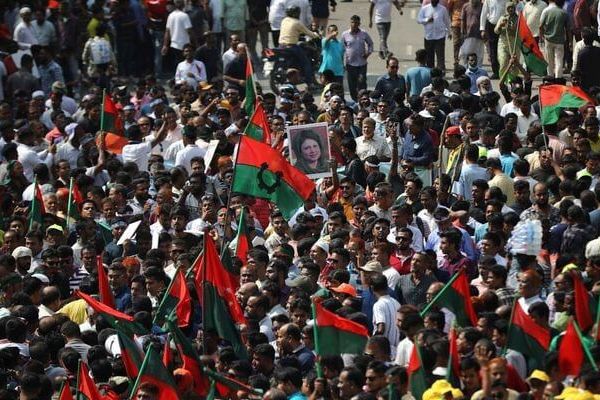 بنګله دېش کې ستر لاریونونه؛ لاریونوالو د ټاکنو غوښتنه کړې ده