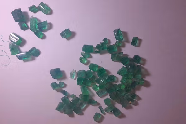 طالبانو د پنجشیر درې زره او ۵۴۴ قیراطه زمرد وپلورل