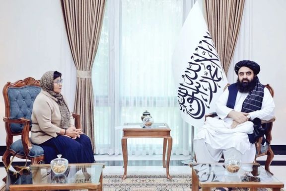 متقي: د پاکستان له خوا د را ایستل کېدونکو افغانانو پر کورونو چاپي وهل کیږي او لوټل کیږي