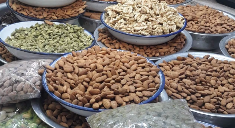 سوداګر: د سیمه‌‌یزو کړکېچونو له امله د افغانستان د وچو مېوو بیې بې‌سارې لوړې شوې دي