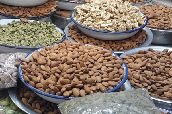 سوداګر: د سیمهیزو کړکېچونو له امله د افغانستان د وچو مېوو بیې بېسارې لوړې شوې دي