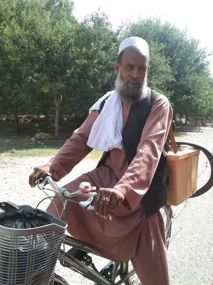 خانواده رازمحمد می‌گوید او که با بایسکل عازم مراسم حج شده بود در عراق "زندانی" است