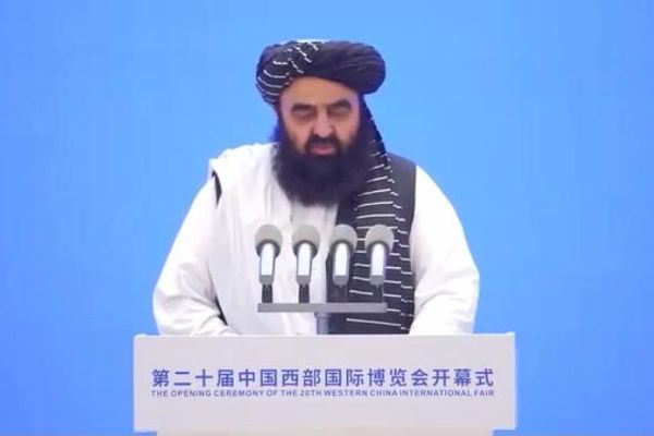 متقي: جګړو له ګاونډیو دا فرصت اخیستی و، چې د افغانستان له ستراتیژیک موقعیت څخه ګټه واخلي