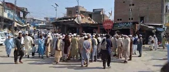 د تورخم تړلې دروازه؛لنډي کوتل کې د تورخم دروازې تړل پاتې کېدو په غبرګون کې خلکو لاریون کړی