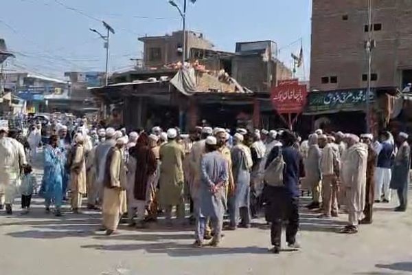 د تورخم تړلې دروازه؛لنډي کوتل کې د تورخم دروازې تړل پاتې کېدو په غبرګون کې خلکو لاریون کړی