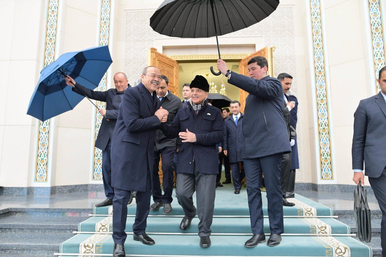 نخست‌وزیر پاکستان برای گسترش روابط اقتصادی به اوزبیکستان سفر کرد