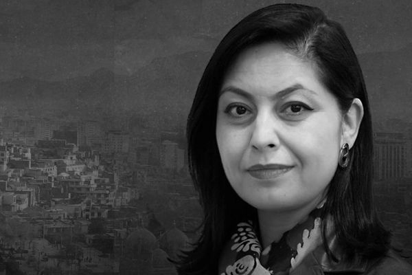 زنی که برای دختران بازمانده از آموزش مکتب آنلاین ساخته است