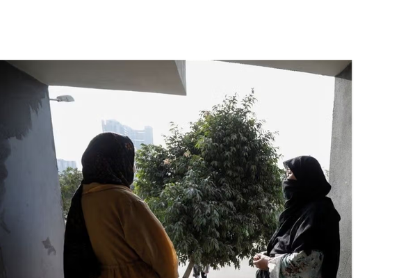 إذاعة فرنسا الدولية: الفتيات الأفغانيات يواجهن أزمة نفسية تحت حكم طالبان