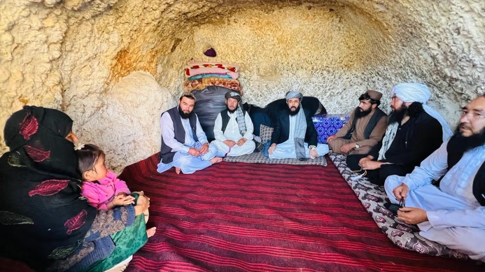 د طالبانو د اقتصاد وزارت مرستیال په بامیان ولایت کې له غار مېشتو کورنیو سره لیدلي 