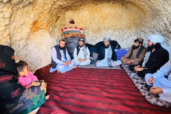 د طالبانو د اقتصاد وزارت مرستیال په بامیان ولایت کې له غار مېشتو کورنیو سره لیدلي