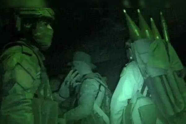 اندلاع اشتباكات عنيفة بين طالبان والجيش الباكستاني على الحدود المشتركة