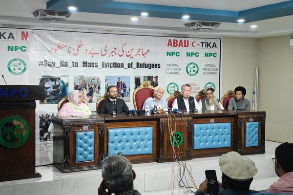 یو شمېر سیاستوالو له پاکستان نه وغوښتل چې د افغان کډوالو د اېستلو ضرب الاجل بېرته واخلي