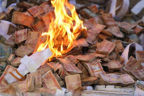 طالبانو د څه باندې ۱ میلیارد افغانیو په ارزښت زاړه بانک نوټونه وسوځول