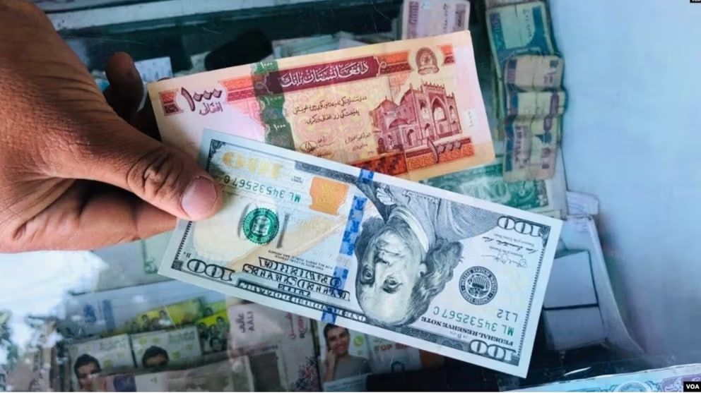 شکایت مشتریان از محدودیت دسترسی به پول نقد در بانک‌های خصوصی در کابل