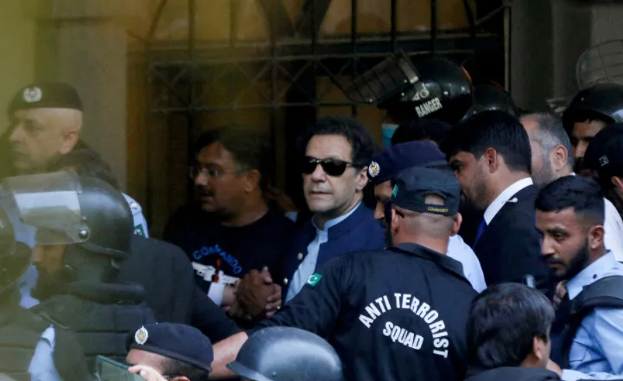 رهبران حزب تحریک انصاف برای رهایی عمران در مقابل پارلمان پاکستان اعتصاب غذایی کردند