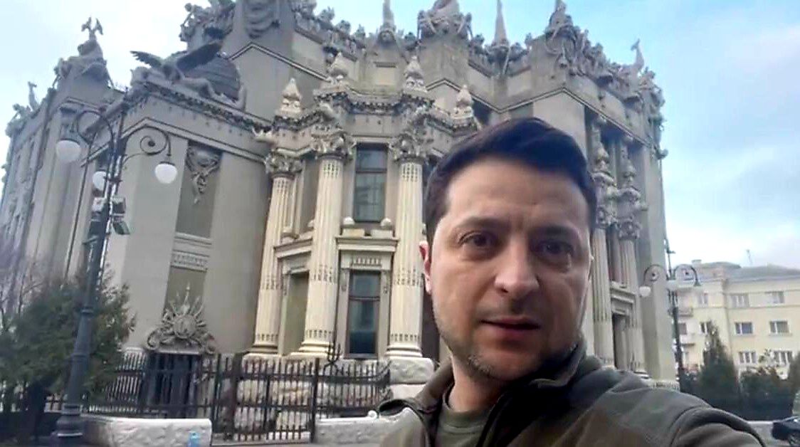 "به سلاح نیاز داریم نه خروج از کشور"؛ زلنسکی درخواست امریکا برای خروج از کی‌یف را رد کرد