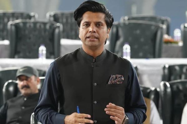 شفیع جان: عمران خان له ۷ میاشتو راهیسې زندان کې په «انزوا» کې ساتل کېږي