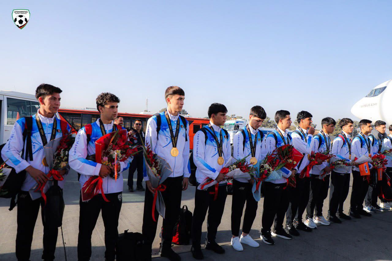 میرویس عزیزی یک میلیون افغانی به تیم فوتسال‌ نوجوانان افغانستان هدیه داد