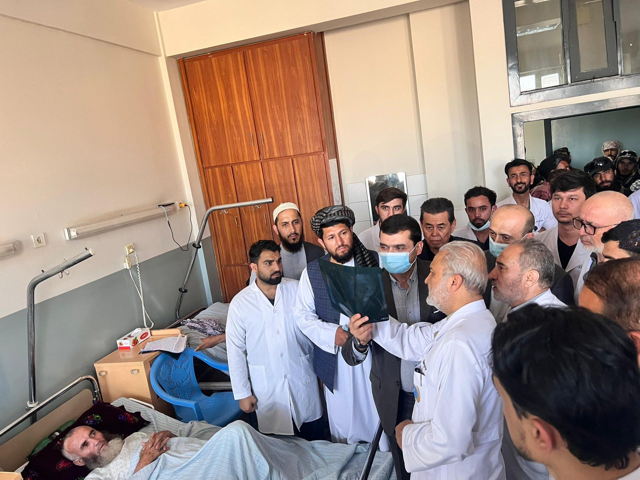  د ازبکستان د روغتیا وزیر د بلخ له حوزوي روغتون څخه لیدنه کړې  