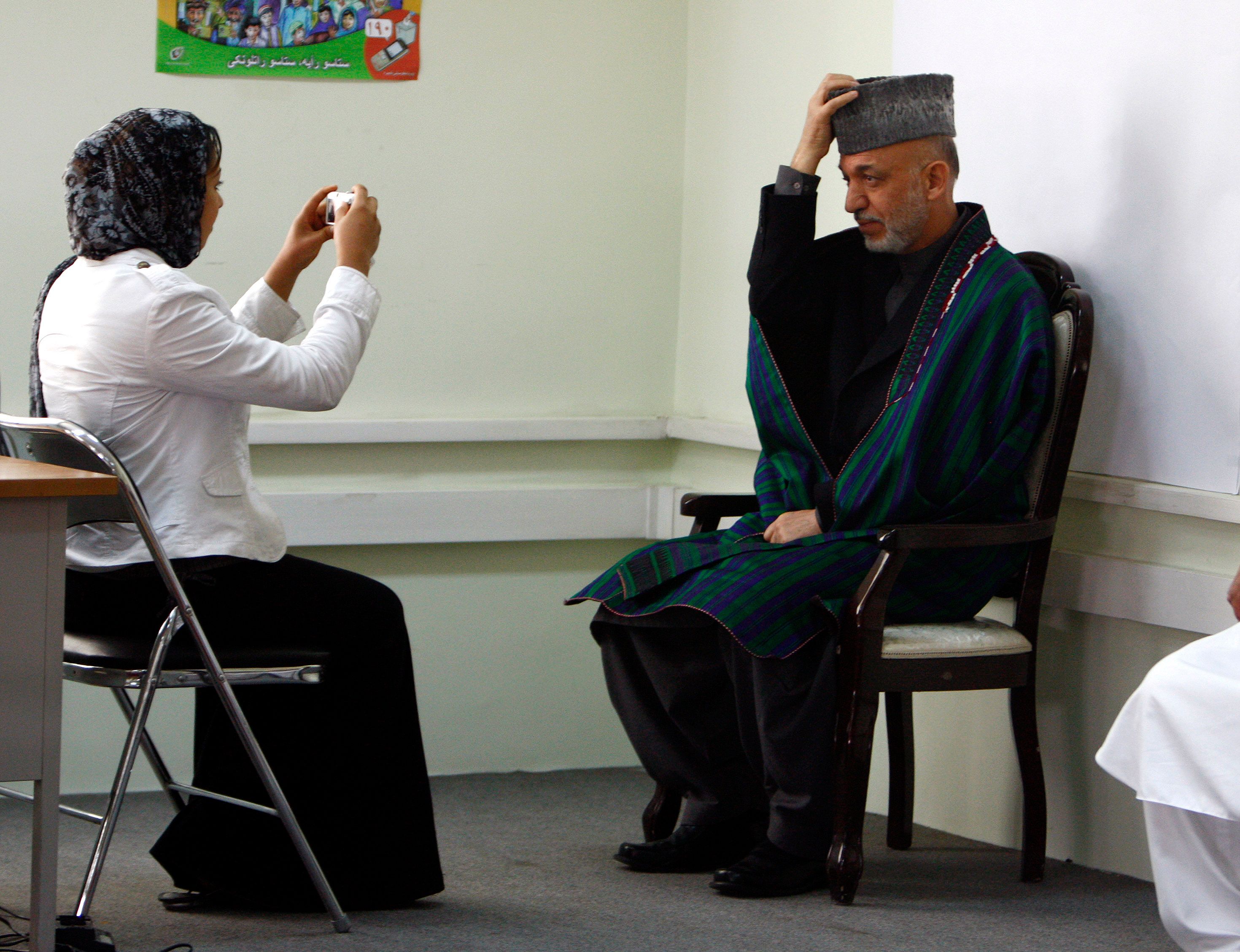 رییس‌ دفتر رییس‌جمهور پیشین افغانستان: حامد کرزی از بلاک کردن کاربران توییتر خبر ندارد