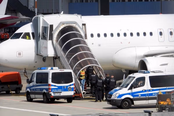 جرمني دوه په جرمونو تورن افغان کډوال کابل ته وشړل