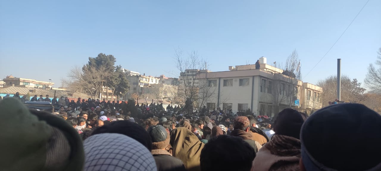 متقاضیان پاسپورت در کابل: طالبان برگه درخواست مردم را دور ریختند و آنان را لت‌وکوب کردند