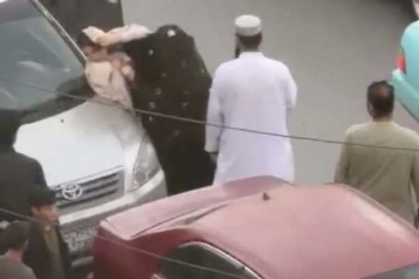 عناصر «الأمر بالمعروف» يعتقلون عدداً من النساء بسبب نوع اللباس