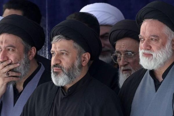 ایراني رسنیو د خامنهيي د جنازې مراسمو کې د هغه د درېیو زامنو انځورونه خپاره کړي
