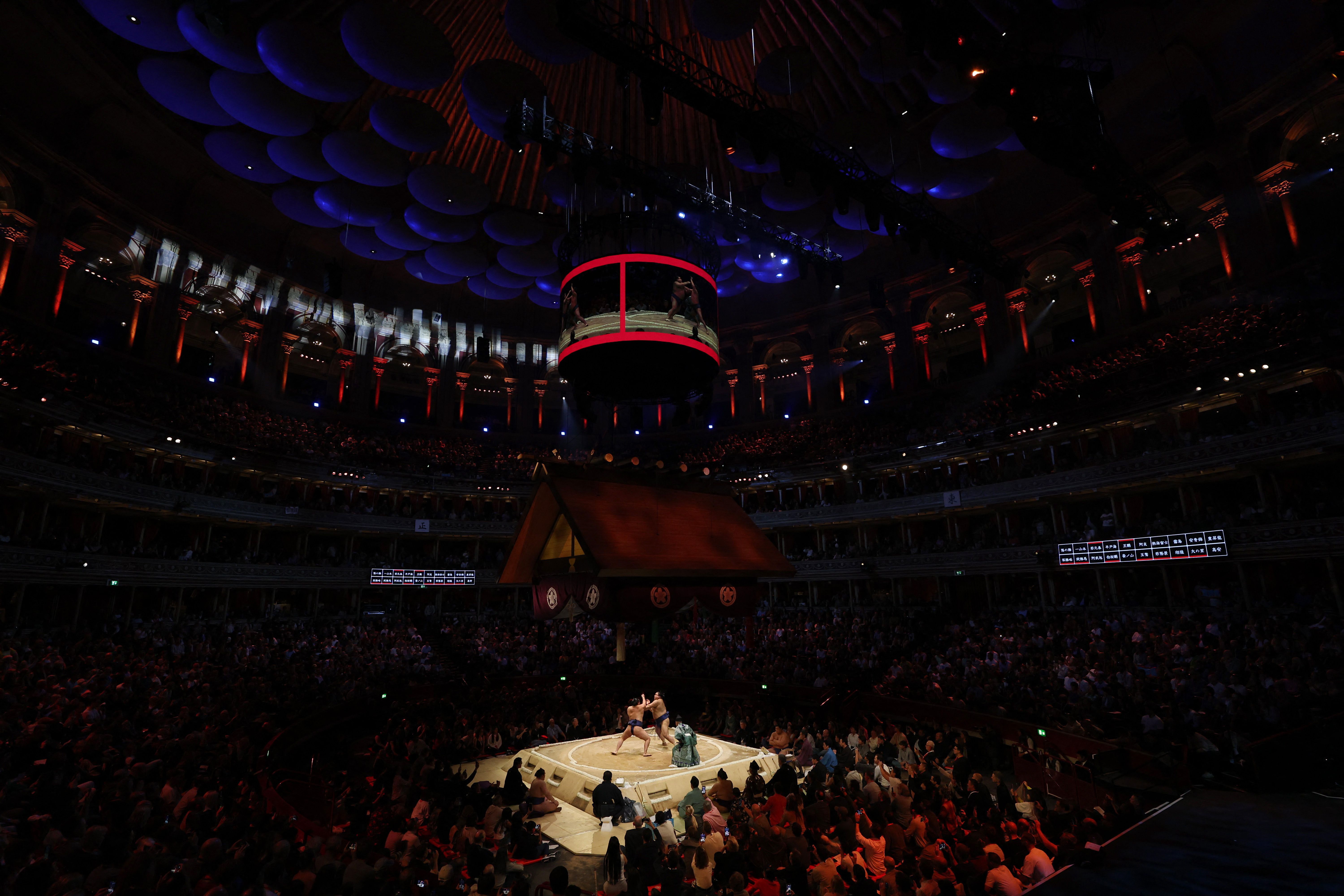 کشتی‌گیران سومو پس از قهرمانی هوشوریو با لندن وداع کردند