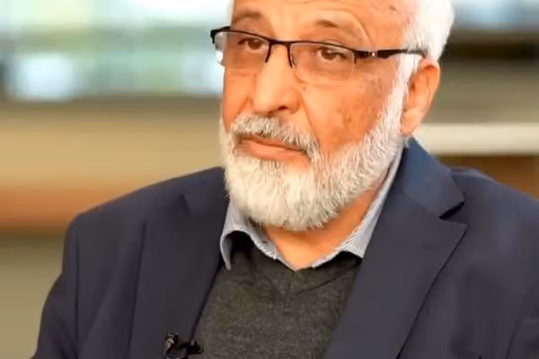 معصوم ستانکزی: طالبان افغانستان د لا «ژور کړکېچ» پر لور بیایي