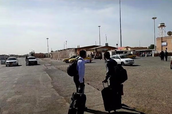 استخبارات طالبان تفتش هواتف العائدين من إيران عند معبر إسلام قلعة في هرات