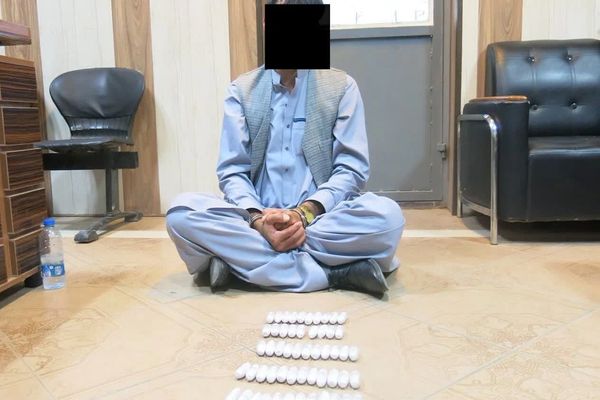 ایراني پولیس وايي د دوو افغانانو له معدو یې «۱۸۰ کڅوړې هیرویین» را اېستلي