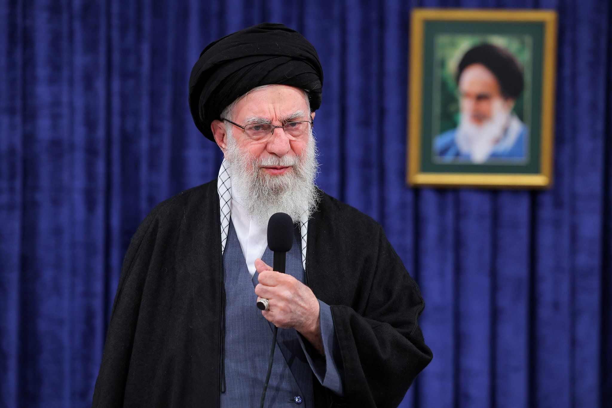 جسد علی خامنه‌ای حدود پنج ماه پس از مرگش در مشهد خاکسپاری می‌شود