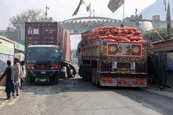 له پاکستان سره سوداګریزه جګړه؛ طالبان له منځنۍ اسیا سره اقتصادي اړیکې نورې هم پراخوي