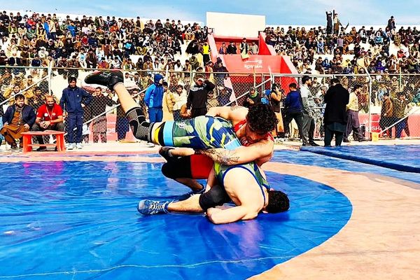 کشتیگیران چهار ولایت افغانستان در شهر جلال آباد پنجه در پنجه یکدیگر انداختند