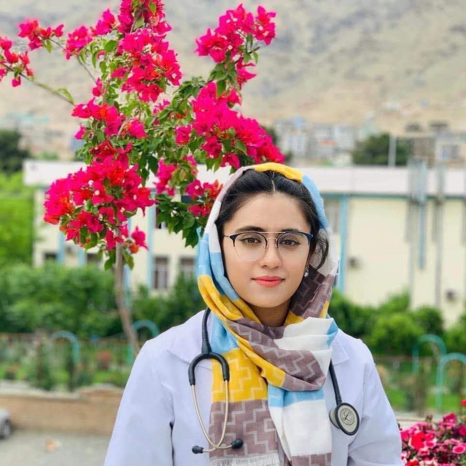 د طالبانو له واکمنېدو وروسته: یوې افغانې په لومړي ځل د برېتانیا طبي شورا غړیتوب ترلاسه کړ