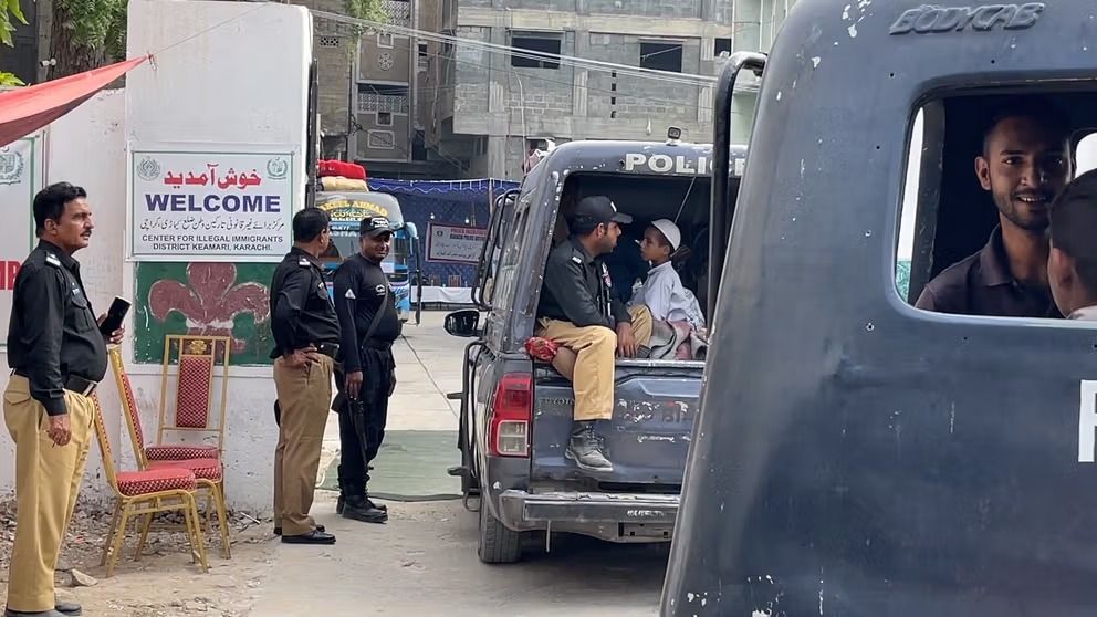 روانه اونۍ؛ د پاکستان له بندخونو نږدې ۱۰۰ افغانان خوشې شوي دي