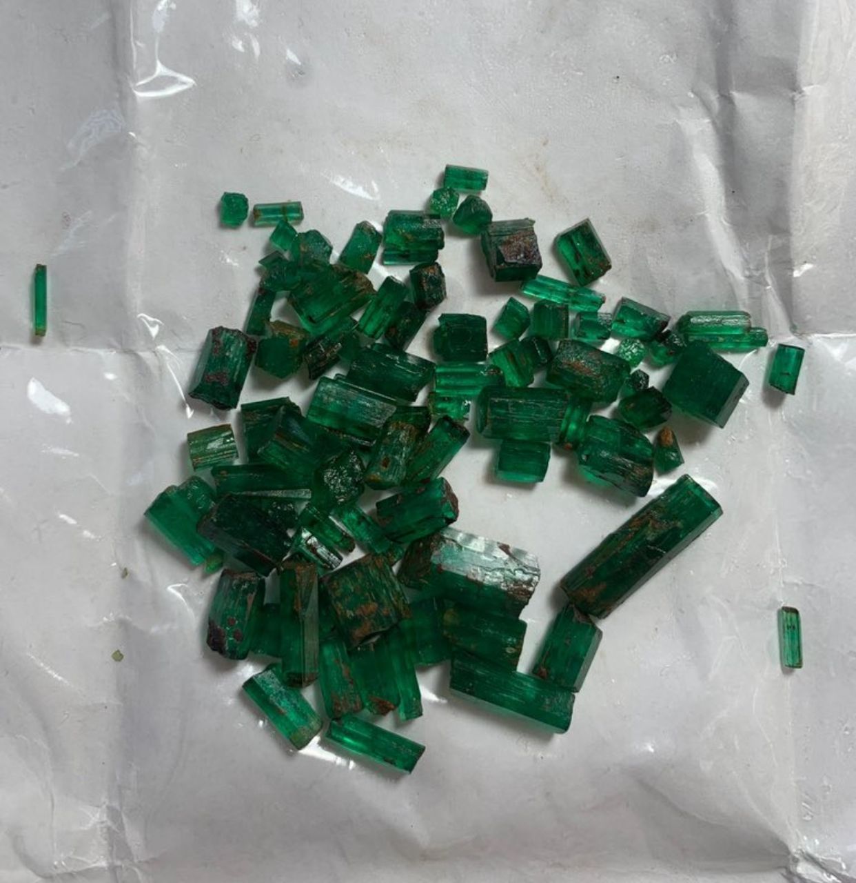 طالبانو د پنجشېر څه باندې دوه نیم زره قیراطه زمرد په نږدې ۷۵ زره امریکايي ډالرو پلورلي دي