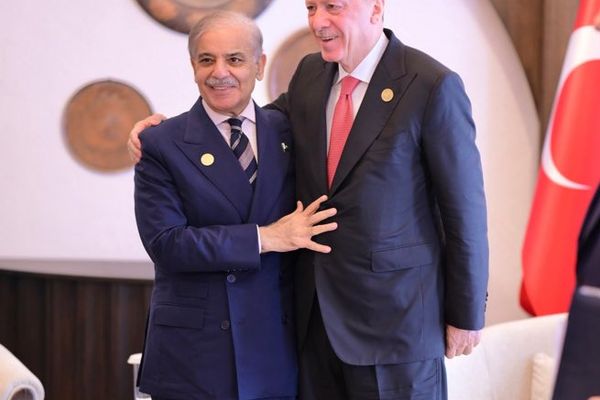 د شهباز شریف او طیب اردوغان لیدنه؛ دواړو په سیمه کې د سولې او ثبات په تړاو خبرې کړي