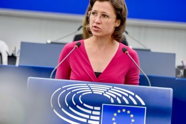 د اروپايي پارلمان غړې پر طالبانو د هدفمندو بندیزونو د لګولو غوښتنه وکړه