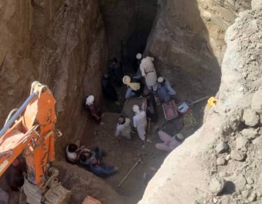 طالبان له ټول ځواک سره په غزني کې برمې ته د لوېدلي ماشوم په ژغورلو کې پاتې راغلل