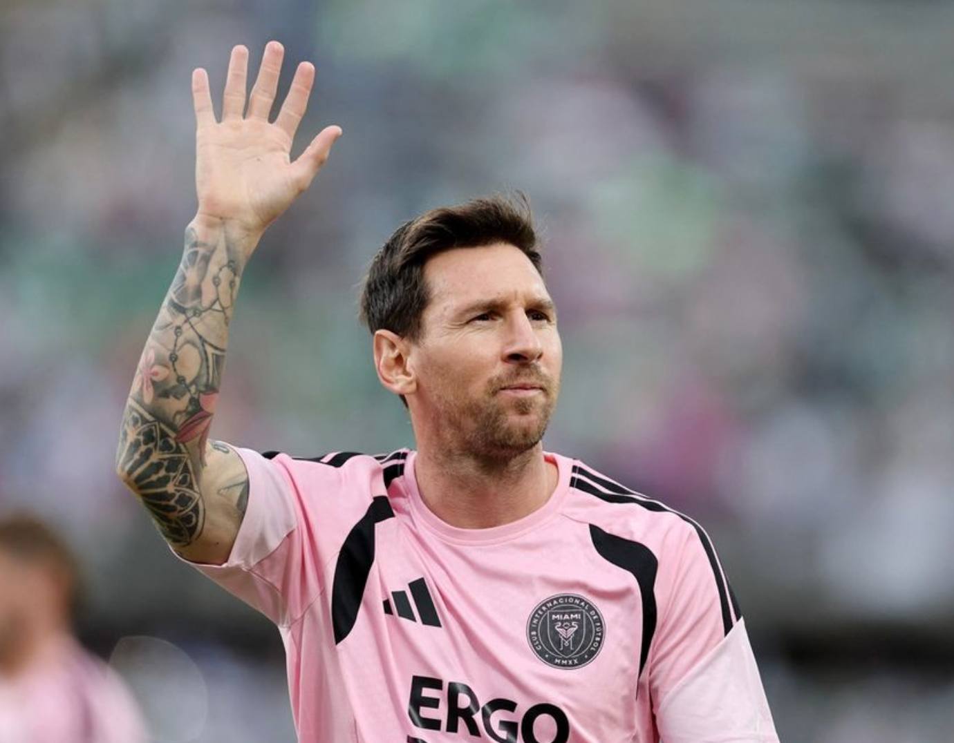 د فوټبال د نړۍ ستوری لیونل مسي له خپلې کورنۍ سره بېرته بارسلونا ته ستون شو