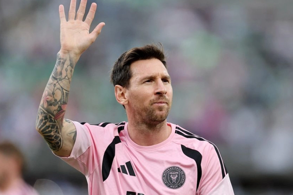 د فوټبال د نړۍ ستوری لیونل مسي له خپلې کورنۍ سره بېرته بارسلونا ته ستون شو