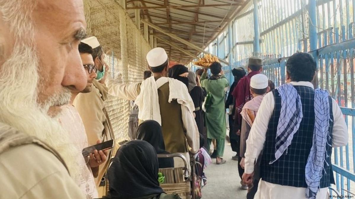 پاکستان ته تللي افغانان:تورخم کې دواړو غاړو عسکرو ترې بډې اخیستې او ناسم چلند یې ورسره کړی