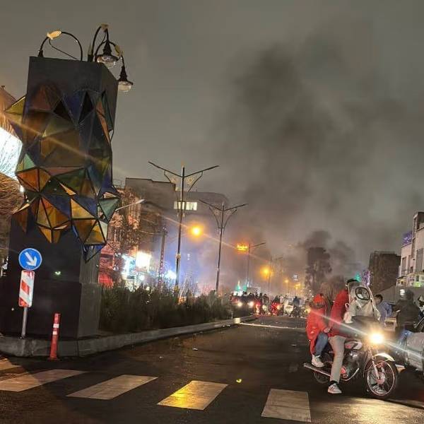 په ایران کې د حکومت ضد لاریونونه؛ لاریونوال په بېلابېلو ښارونو کې واټونو ته راوتلي