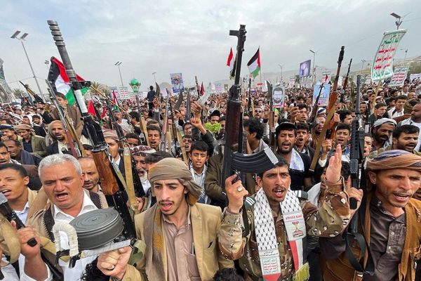 حوثيانو په یمن کې د ملګرو ملتونو پر دفترونو برید کړی او ۱۱ کارکوونکي یې نیولي دي