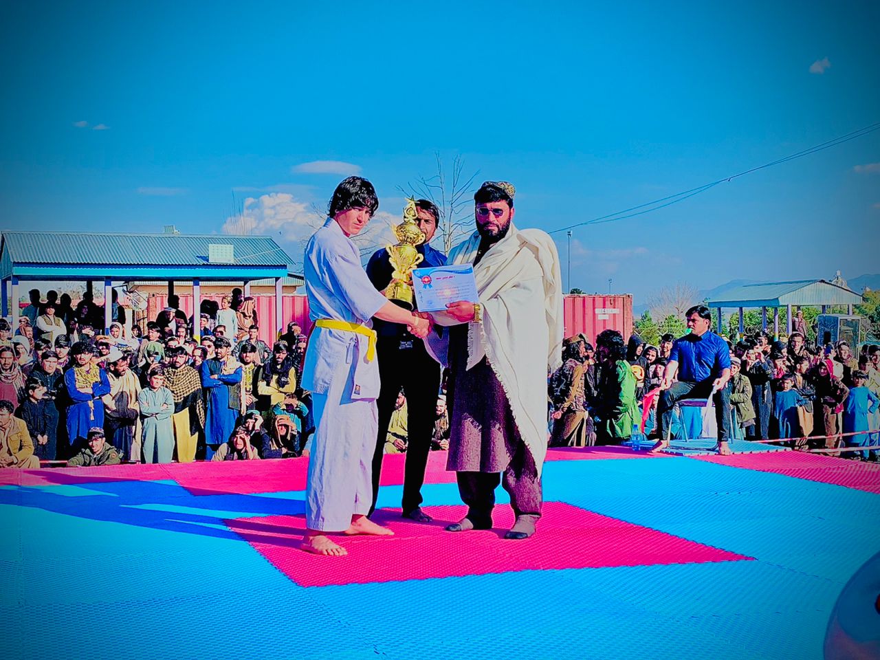 مسوولين بريالي لوبغاړو ته د جايزې ورکولو پر مهال 