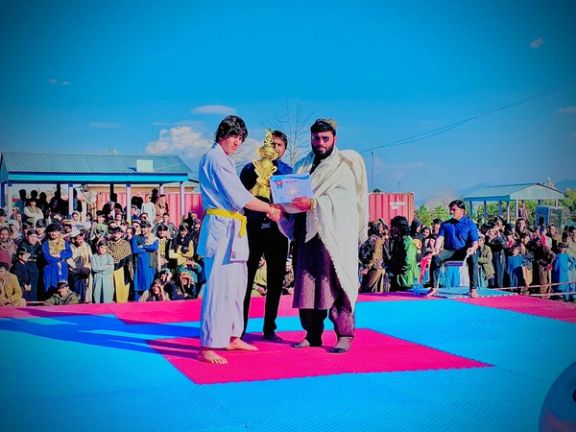 مسوولين بريالي لوبغاړو ته د جايزې ورکولو پر مهال