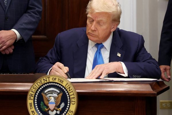 ترامب يبرم اتفاقًا نفطيًا مع باكستان ويشدّد العقوبات على الهند